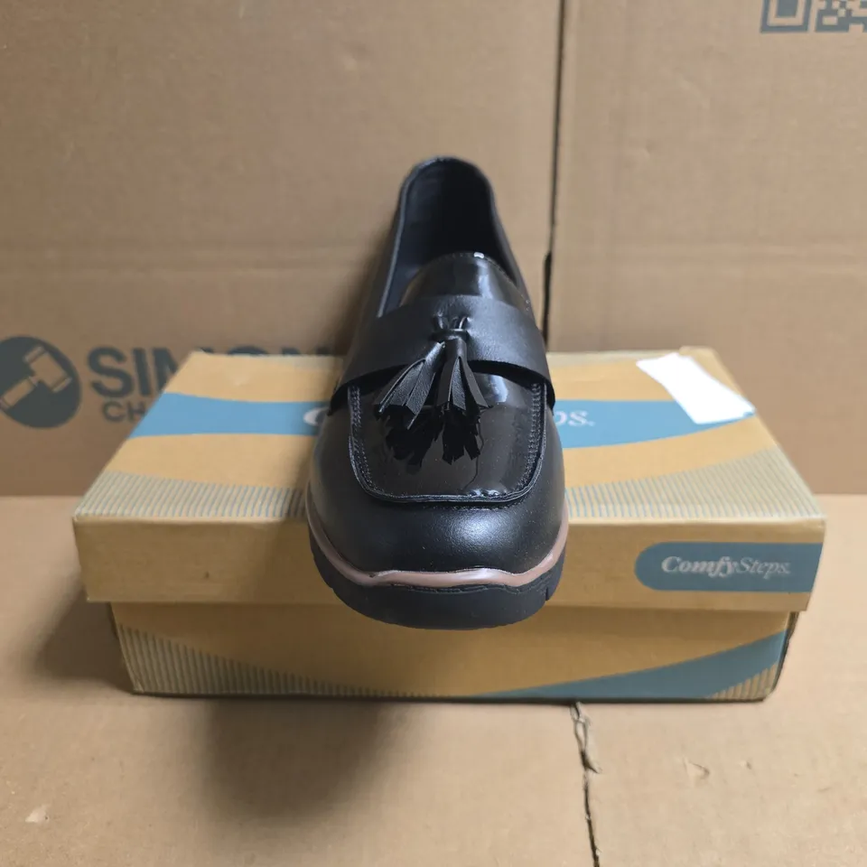 BOXED PAIR OF COMFY STEPS YVONNE WEDGE LOAFERS IN BLACK SIZE 8