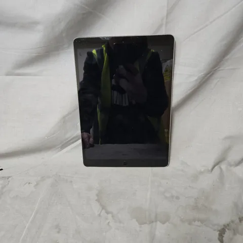 APPLE IPAD – SILVER 