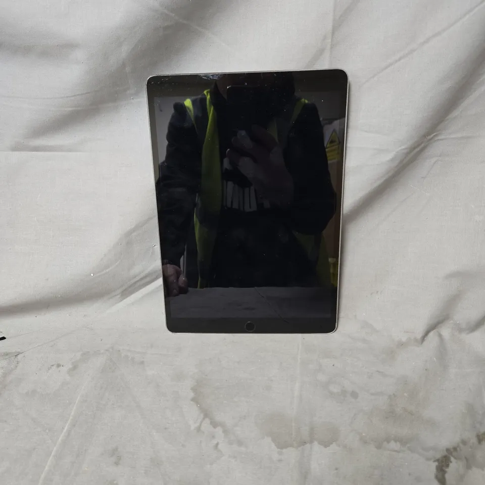 APPLE IPAD – SILVER