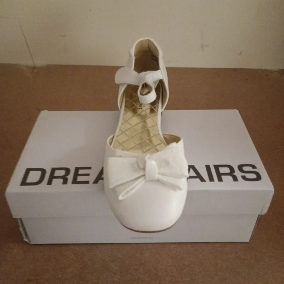 BOXED PAIR OF DREAM PAIRS SHOES IN WHITE - UK 4
