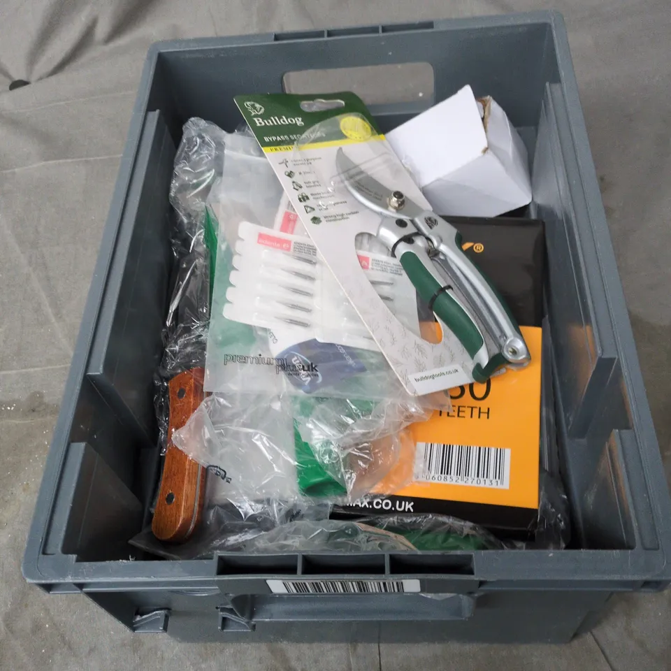 TOTE OF APPROXIMATELY 12 ASSORTED ITEMS TO INCLUDE: DEWALT CUTTING DISK 