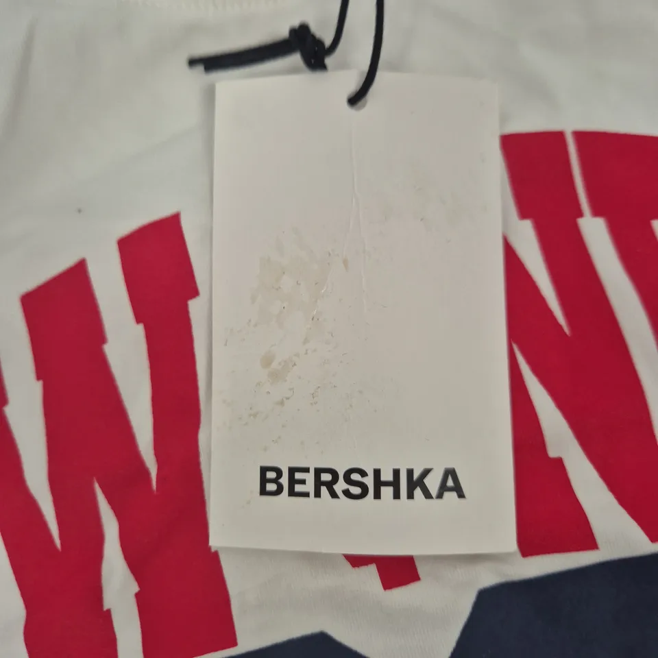 BERSHKA WHITE T-SHIRT WITH 'NOW & NEXT 83' GRAPHIC – SIZE M