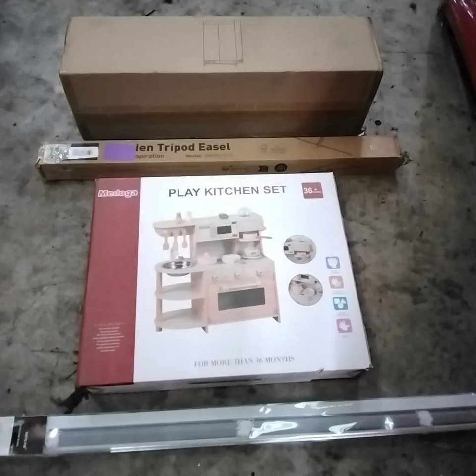 PALLET OF HOUSEHOLD ITEMS TO INCLUDE PORTABLE CLOTHES DRYER,WOODEN EASEL TRIPOD, PLAY KITCHEN SET, ROLLER BLINDS AND OTHER ASSORTED ITEMS...