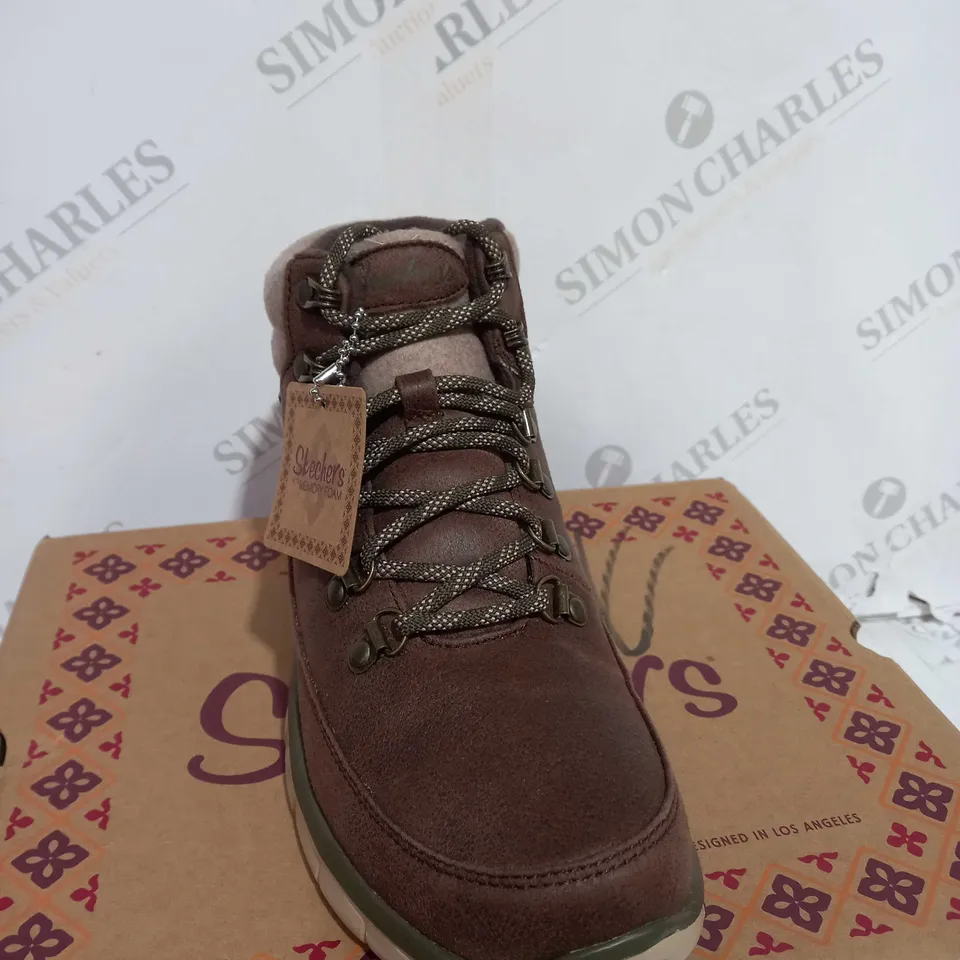PAIR OF SKECHERS SYNERGY WARM BOOTS IN BROWN SIZE 5