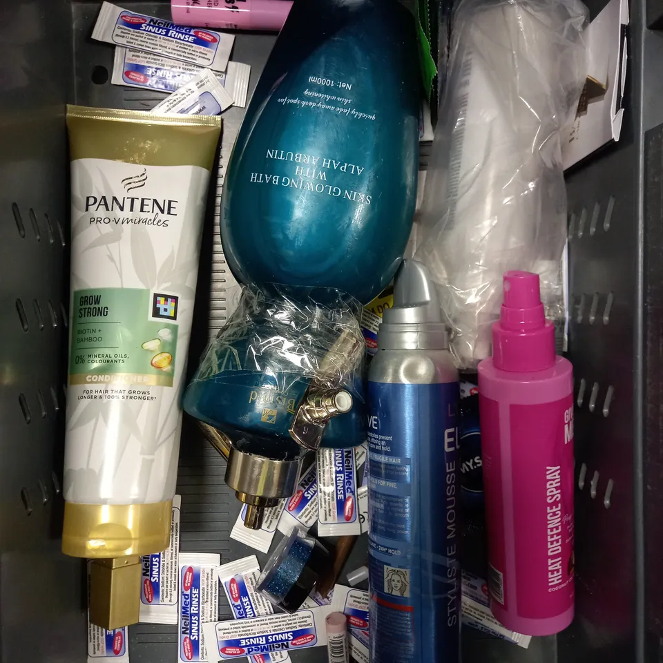 BOX OF APPROXIMATELY 20 ASSORTED HEALTH & BEAUTY PRODUCTS TO INCLUDE SOAP & GLORY CLEAN ON ME, NEUTROGENA HYDRO BOOST GEL CREAM, NO7 SERUM FOUNDATION ETC 