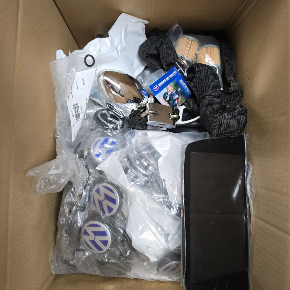 APPROXIMATELY 8 ASSORTED AUTO ITEMS TO INCLUDE PLATE SPRAY, OIL FILM BRUSH, AND STEEL CHAIN LOCK ETC. - COLLECTION ONLY 