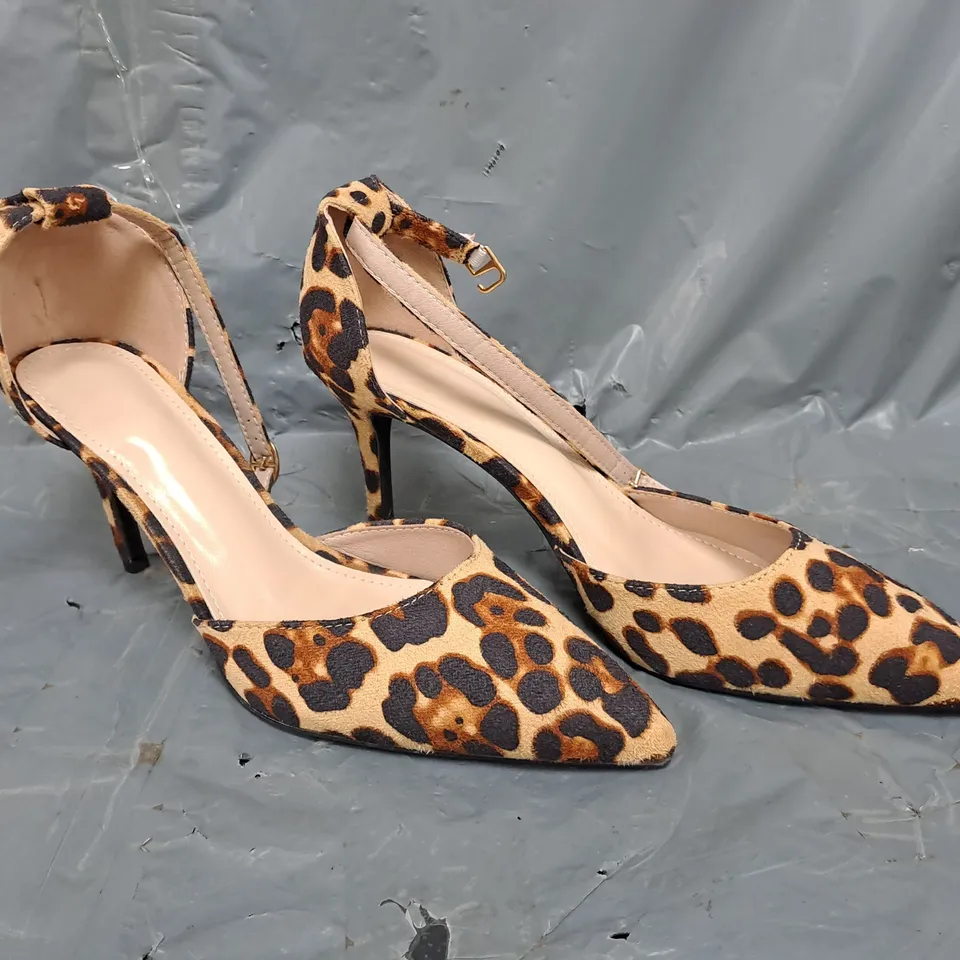 BOXED PAIR OF UNBRANDED POINTED TOE HEELS IN ANIMAL PRINT SIZE EU 40