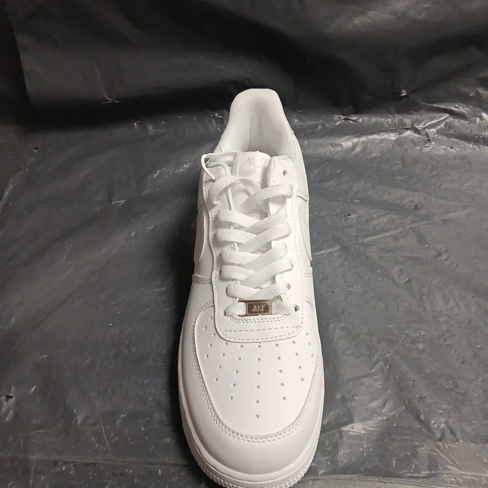 NIKE AIR WHITE TRAINERS SIZE 9