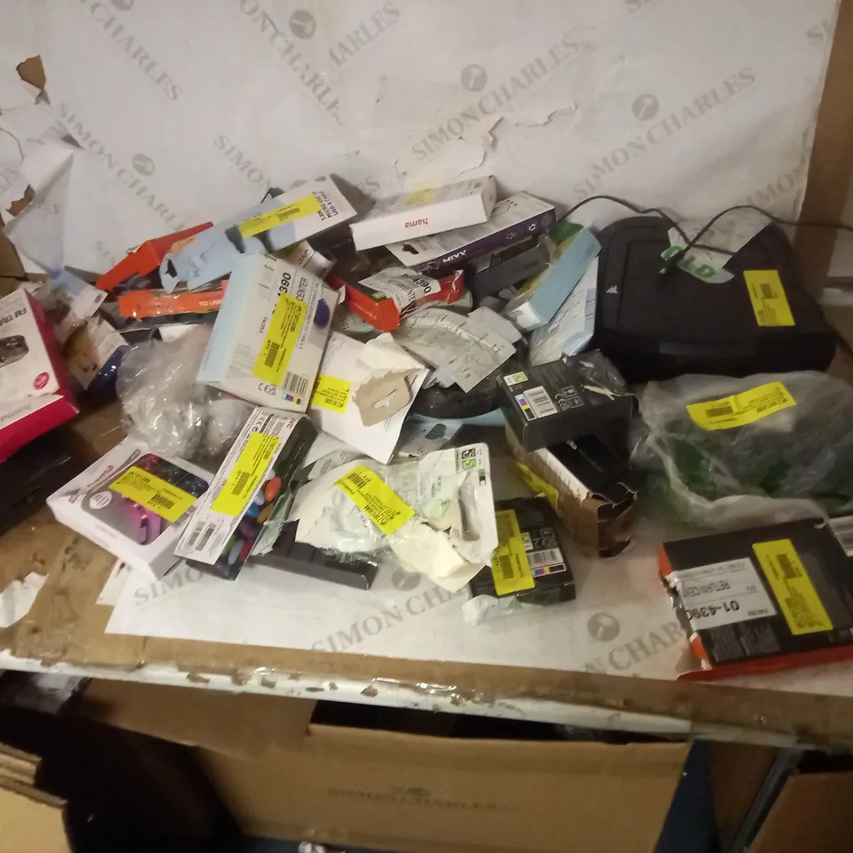 LOT OF APPROX 40 ASSORTED TECH ITEMS TO INCLUDE EARPHONES, CD PLAYERS, CHARGING CABLES ETC