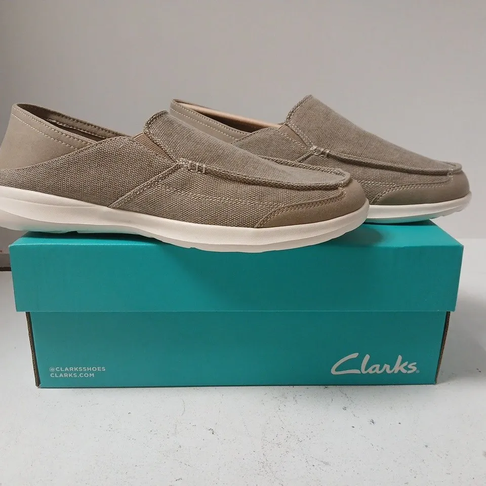 BOXED PAIR OF CLARKS HOLOCOMBE EASY SHOES IN STONE SIZE UK 9