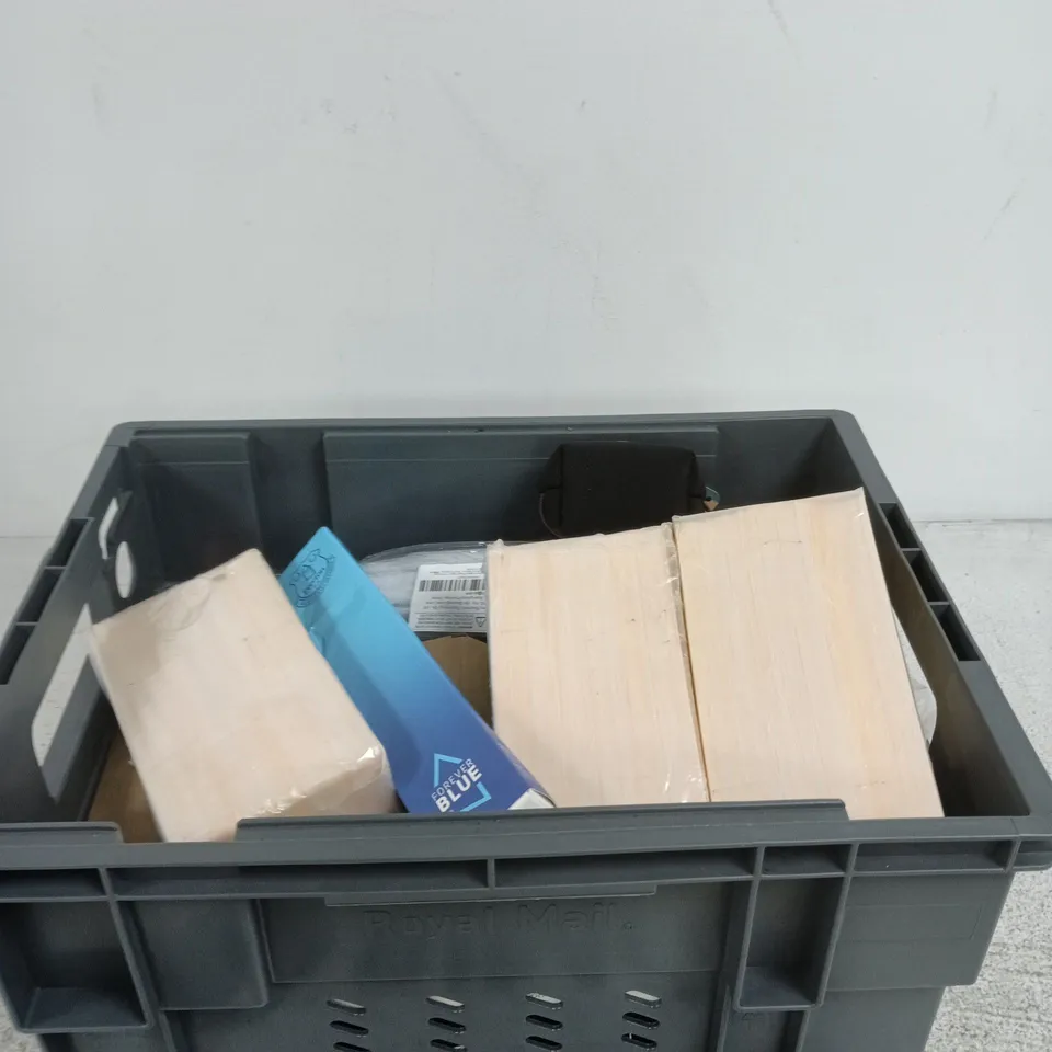APPROXIMATELY 25 ASSORTED ITEMS INCLUDING A FOOD COVER, METAL BUTTERFLIES AND WILSON PROFILE OVERGRIP