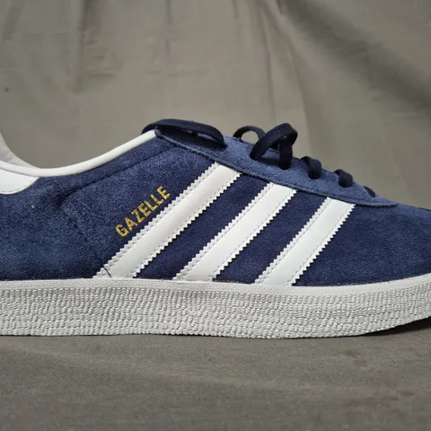 BOXED PAIR OF ADIDAS GAZELLE SHOES IN BLUE/WHITE UK SIZE 11