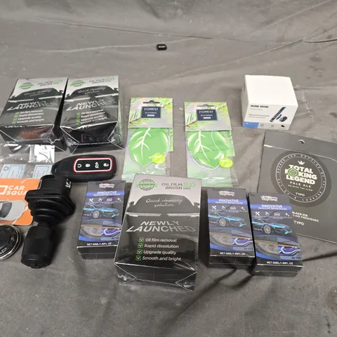 APPROXIMATELY 8 ASSORTED AUTO ITEMS TO INCLUDE FORD OIL FILM BRUSH, AIR FRESHENERS, AND PHONE HOLDER ETC. - COLLECTION ONLY 