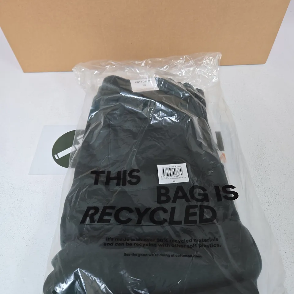 BOX OF APPROXIMATELY 12  ASSORTED CLOTHING ITEMS TO INCLUDE: RELAXED TRACK PANTS 