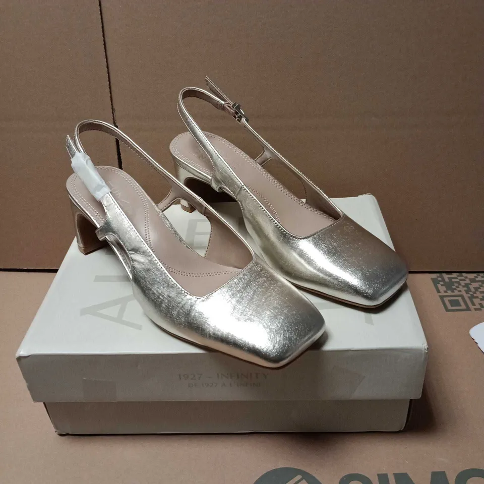 NATURALIZER SILVER SAND METALLIC SLINGBACK HEELS – WOMEN'S, SQUARE TOE, BLOCK HEEL SIZE 4.5