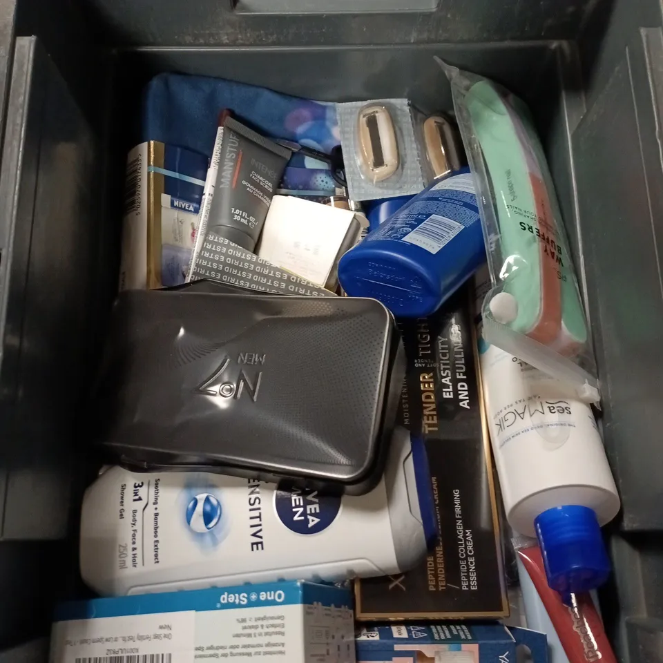 APPROXIMATEY 20 ASSORTED HEALTH AND BEAUTY PRODUCTS TO INCLUDE - NIVEA AFTER SUN LOTION - COLGATE TOOTHBRUSHES AND BRAUN REPLACEMENT SHAVER HEAD