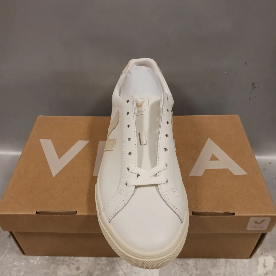 BOXED PAIR OF VEJA ESPLAR LOGO TRAINERS - 9