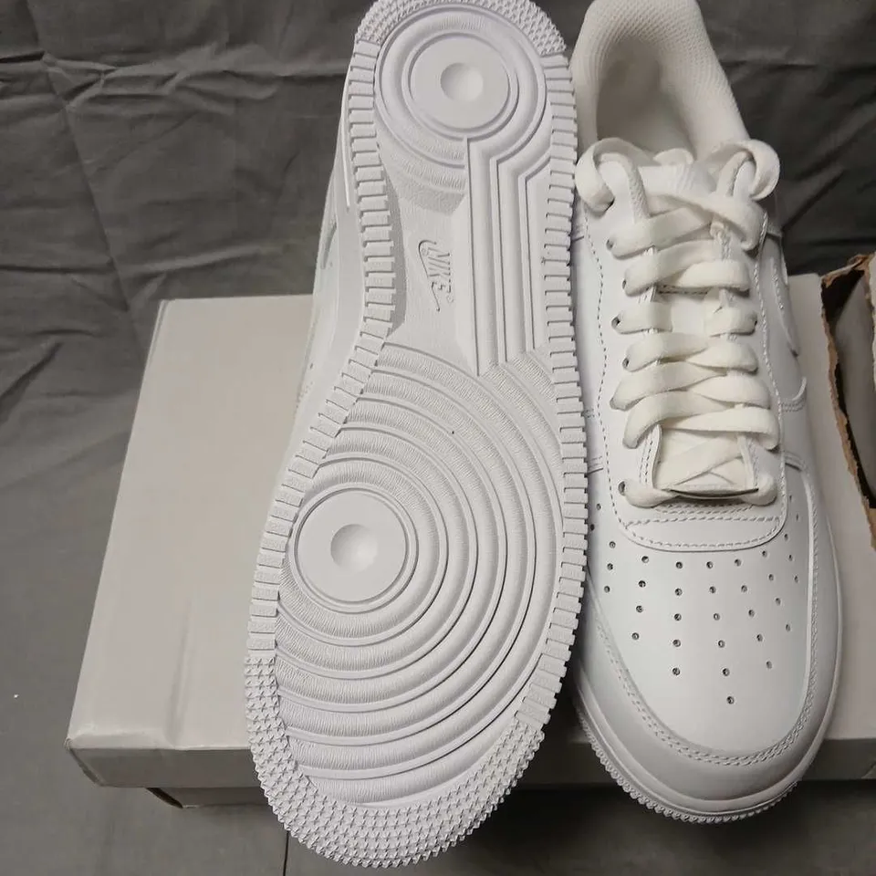 NIKE AIR FORCE 1 '07 WHITE SNEAKERS SIZE 9