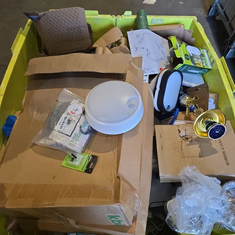 PALLET OF ASSORTED HOUSEHOLD ITEMS TO INCLUDE LIGHTS, MAKE UP MIRRORS AND WRAPPING PAPER 