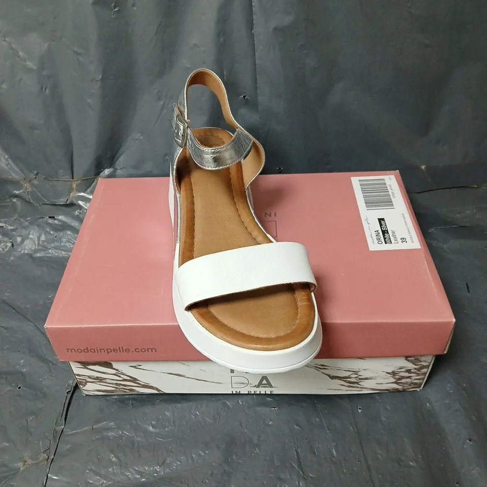 BOXED PAIR OF MODA IN PELLE ORINA LEATHER BUCKLE ANKLE STRAP SANDAL IN WHITE/SILVER SIZE 6