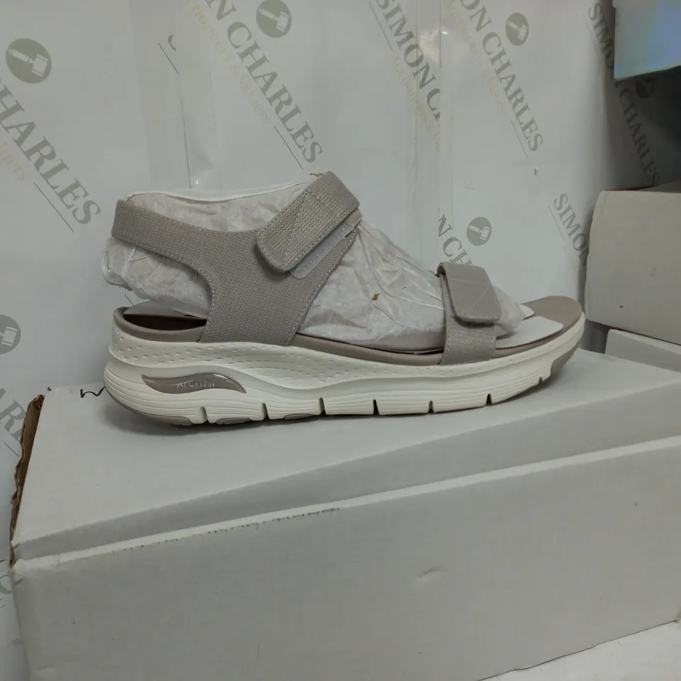 BOXED SKETCHERS TAUPE SANDALS SIZE 7