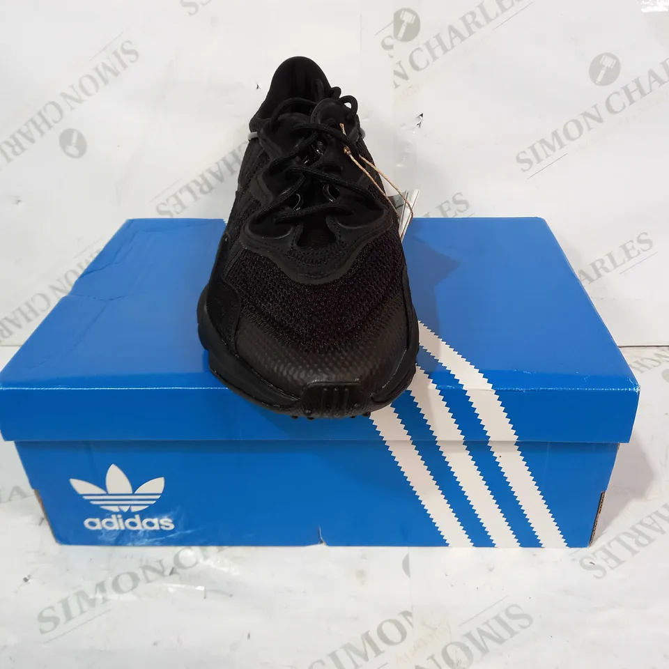 BOXED PAIR OF ADIDAS OZWEEGO TRAINERS IN BLACK UK SIZE 11