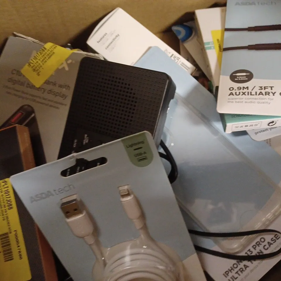 APPROXIMATELY 20 ASSORTED TECH PRODUCTS TO INCLUDE USB CUBE SOCKET, HDTV INDOOR AERIAL ANTENNA, DVD PLAYER 