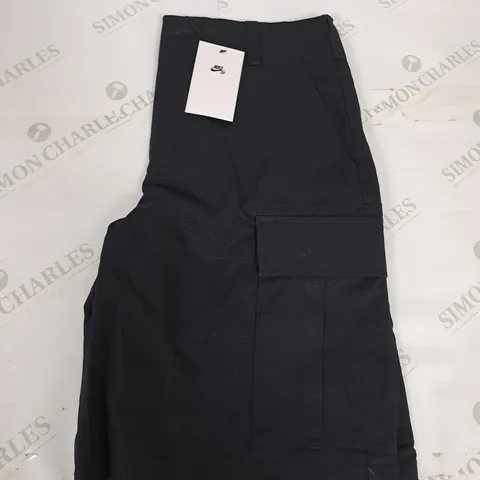 NIKE SB CARGO SHORTS SIZE 30