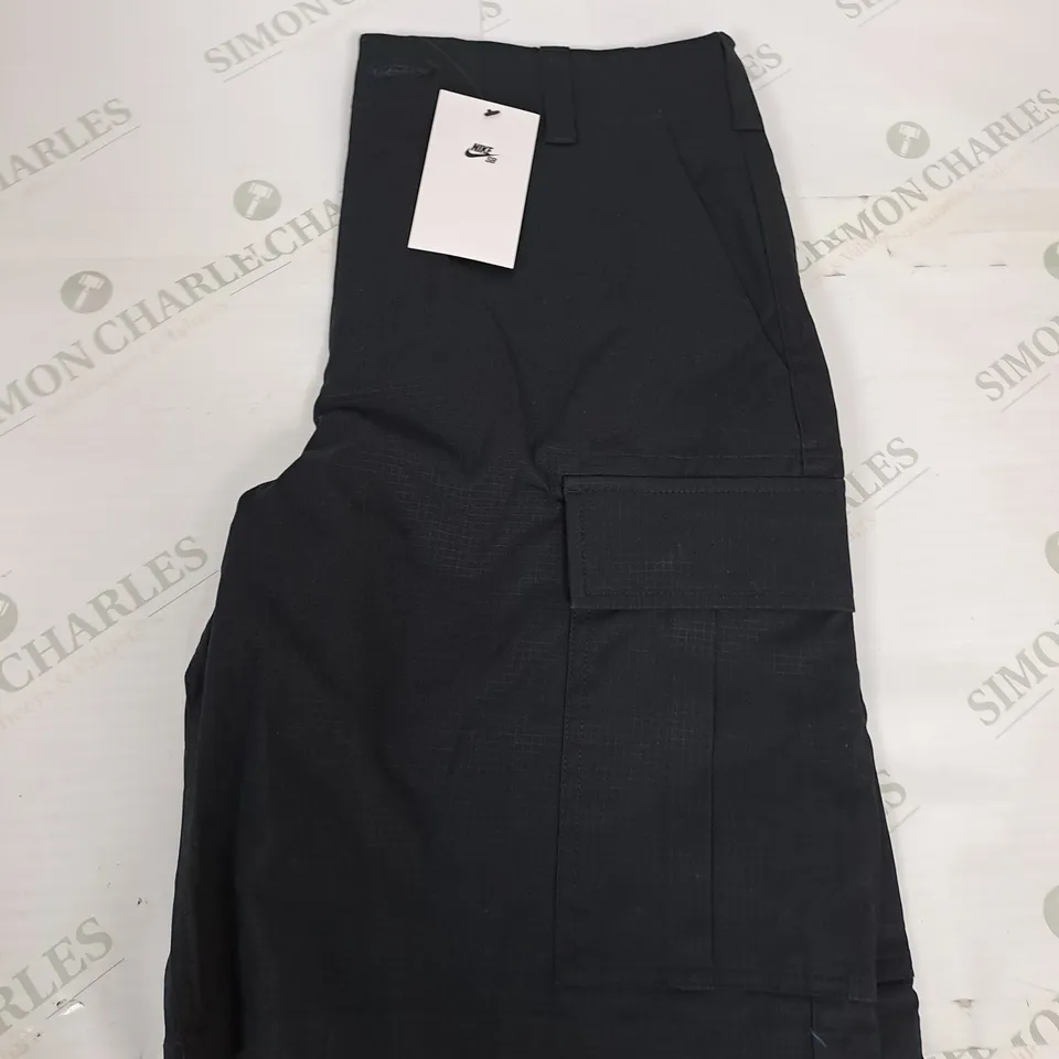NIKE SB CARGO SHORTS SIZE 30