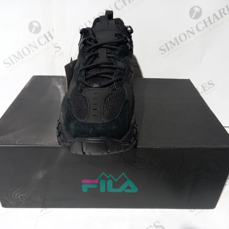 BOXED PAIR OF FILA TRAINERS IN BLACK UK SIZE 5.5