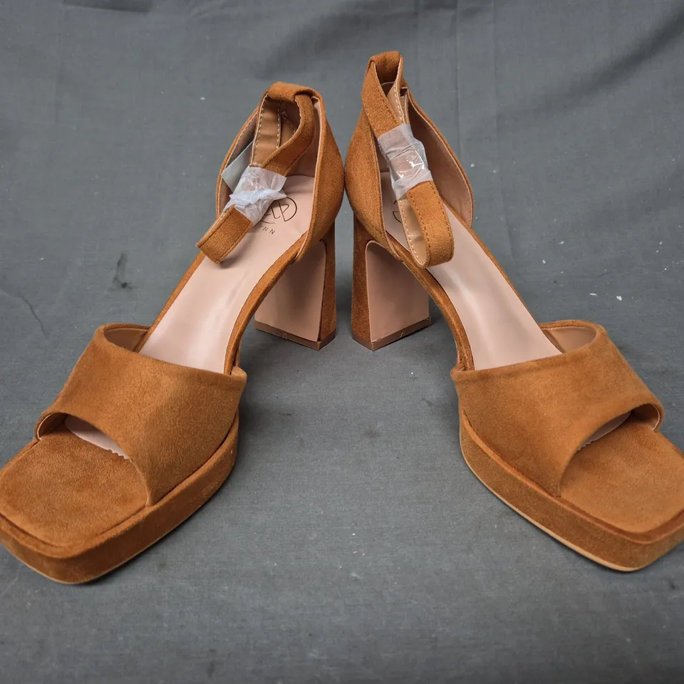 BOXED PAIR OF ERYNN OPEN TOE BLOCK HEEL SANDALS IN BROWN EU SIZE 39