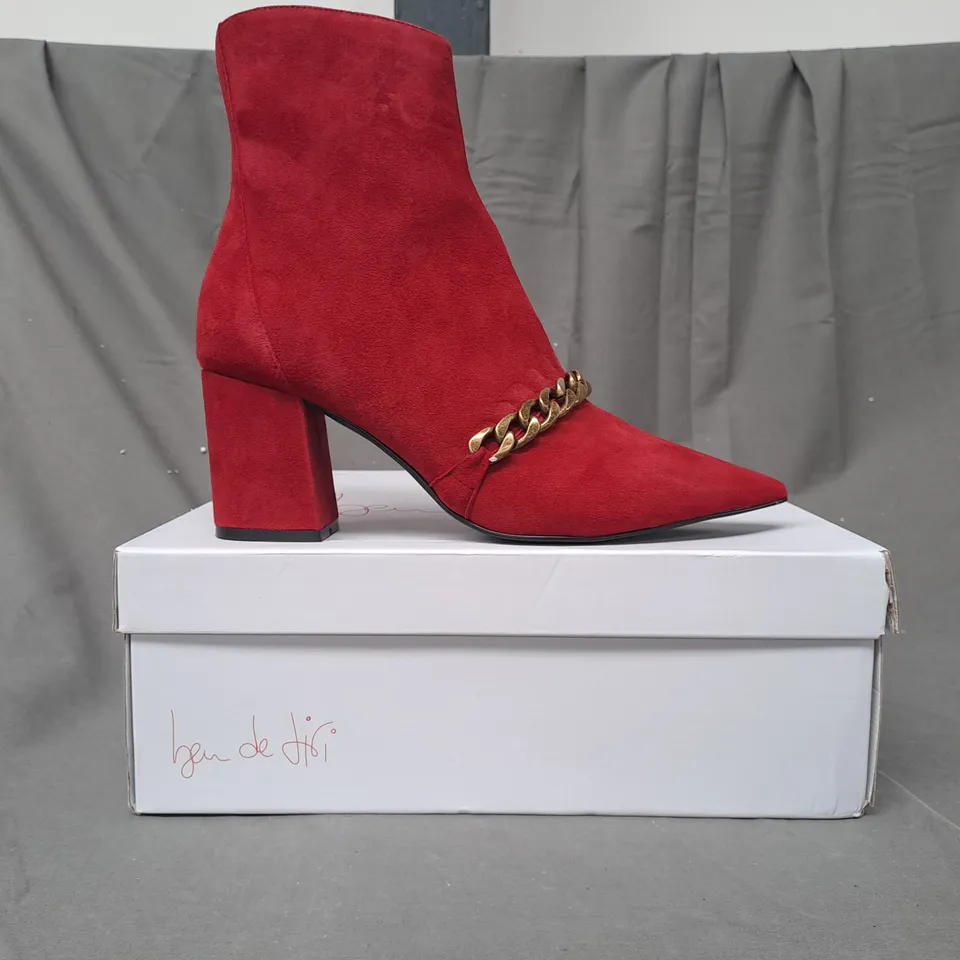 BOXED PAIR OF BEN DE LISI CHAIN LINK SUEDE ANKLE BOOTS IN RED SIZE 7