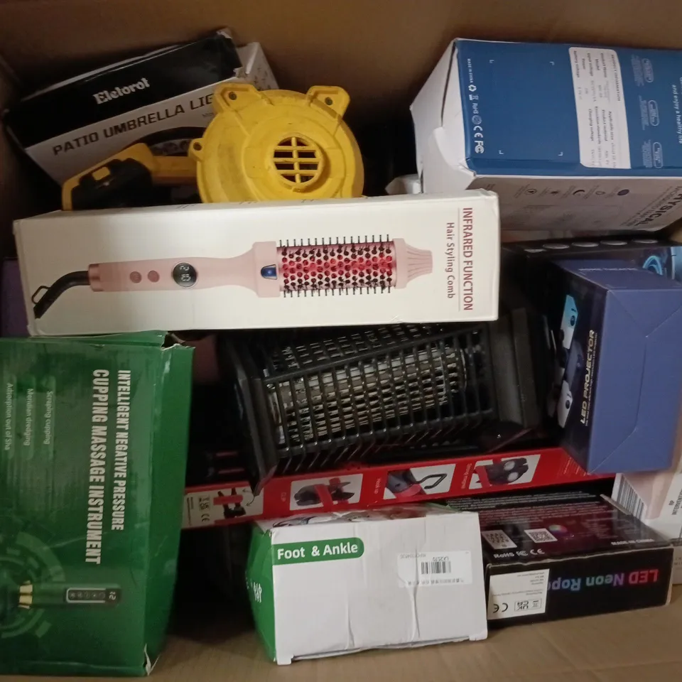 APPROXIMATELY 20 ASSORTED ELECTRICAL ITEMS TO INCLUDE HAIR STYLING COMB, LED PROJECTOR, ELECTRIC DRINK MIXER, ETC - COLLECTION ONLY 