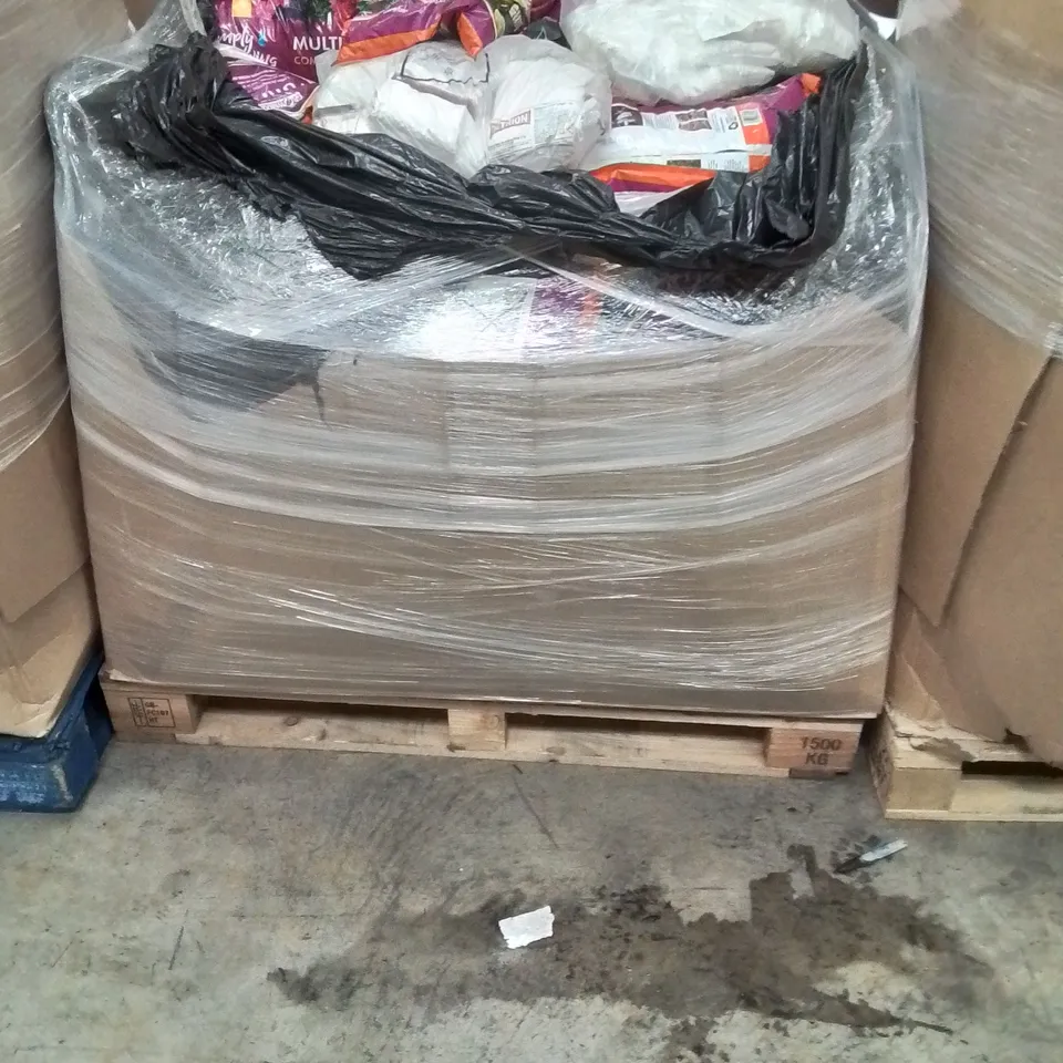 PALLET TO CONTAIN A LARGE QUANTITY OF GARDEN SUPPLIES 