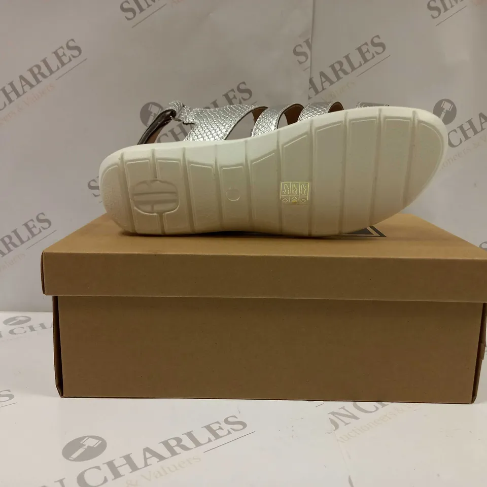BOXED PAIR OF CUSHION WALK ONE TOUCH CLOSE SANDALS IN SILVER - SIZE 5