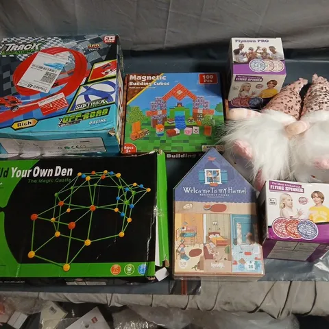 LOT OF ASSORTED TOYS AND GAMES TO INCLUDE MAGNETIC BUILDING CUBES, BUILD YOUR OWN DEN AND REVERSIBLE PUZZLE