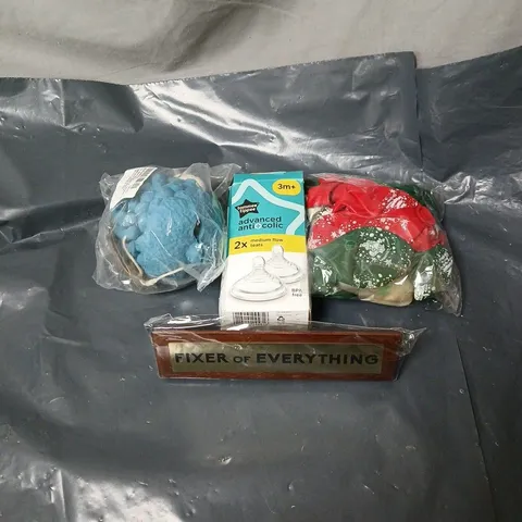 APPROXIMATELY 20 ASSORTED HOUSEHOLD ITEMS TO INCLUDE BALLOONS, ANTI COLIC TEATS, DOG CHEW TOY, COMEDY DESK NAME PLATE ETC