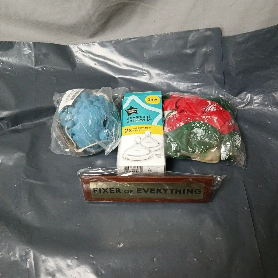 APPROXIMATELY 20 ASSORTED HOUSEHOLD ITEMS TO INCLUDE BALLOONS, ANTI COLIC TEATS, DOG CHEW TOY, COMEDY DESK NAME PLATE ETC