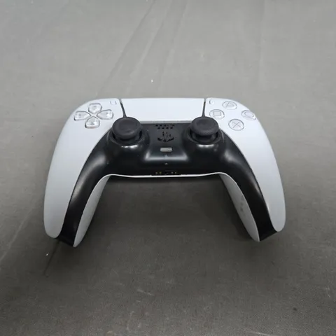 PLAYSTATION 5 CONTROLLER