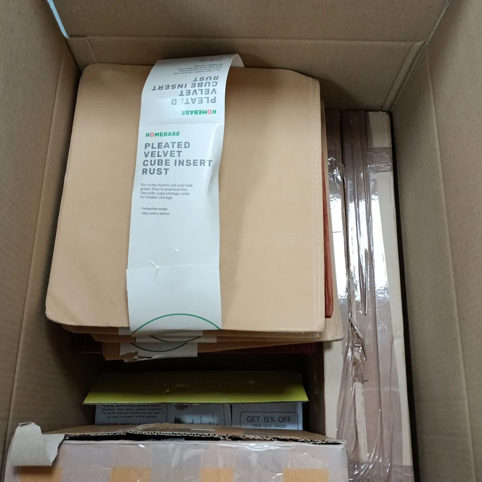 BOX OF APPROXIMATELY 7 ASSORTED ITEMS INCLUDING FIT LITTER, A 3D WALL PANEL AND A PLEATED VELVET CUBE INSERT