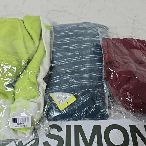 APPROX 20 ASSORTED ITEMS OF CLOTHING IN VARIOUS SIZES TO INCLUDE TOPS, JUMPERS, DRESSES, ETC