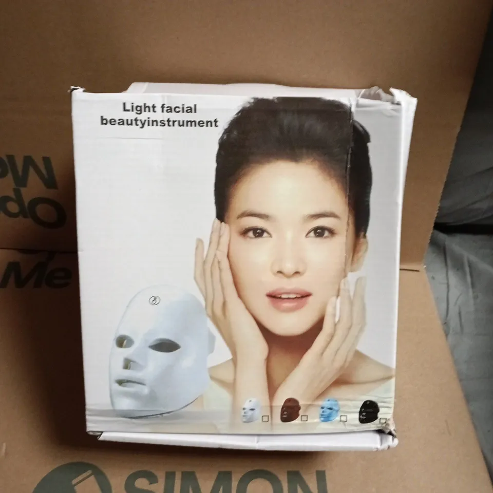 BOX OF APPROXIMATELY 12 ASSORTED ELECTRICAL ITEMS INCLUDING WIRELESS CONTROLLER , MEDTRONIC MINIMED MIO ADVANCE AND LIGHT FACIAL BEAUTY INSTRUMENT