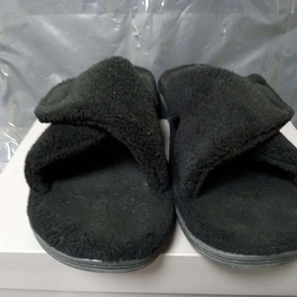 VIONIC INDULGE RELAX SLIPPERS IN BLACK - UK 7