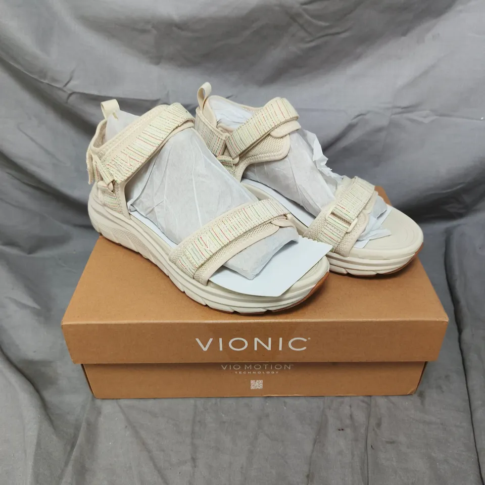 BOXED PAIR OF VIONIC WALK MAX SANDALS IN CREAM SIZE 6