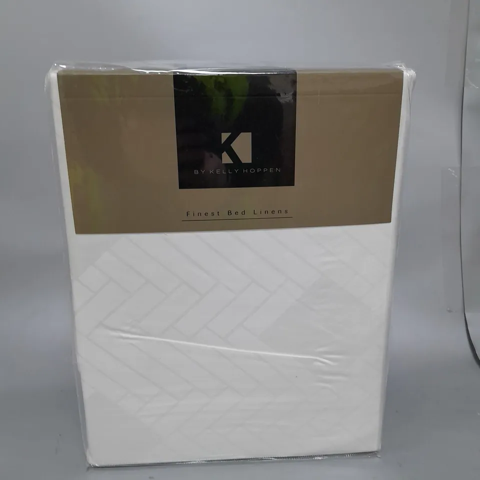 BOXED K BY KELLY HOPPEN 100% COTTON JACQUARD DIAMOND DUVET SET IN WHITE - SINGLE SIZE 