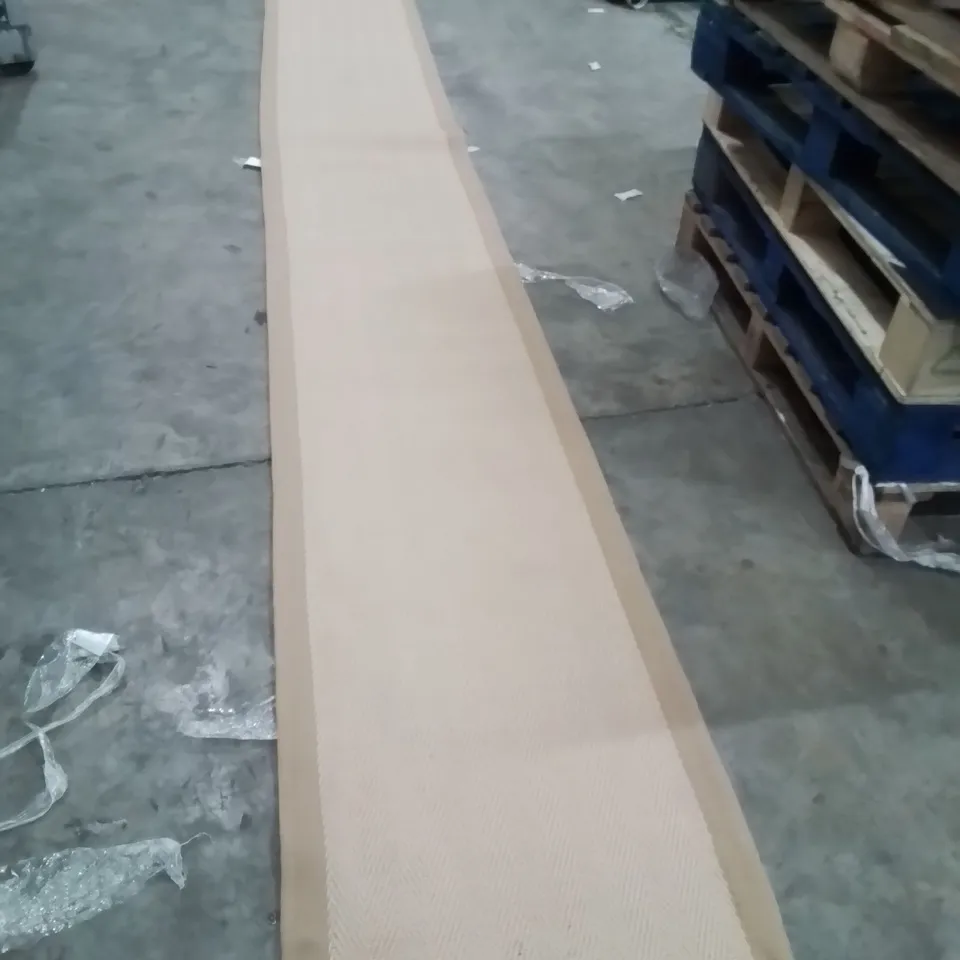 QUALITY DESIGNER AREA RUG - APPROXIMATELY 600X60CM