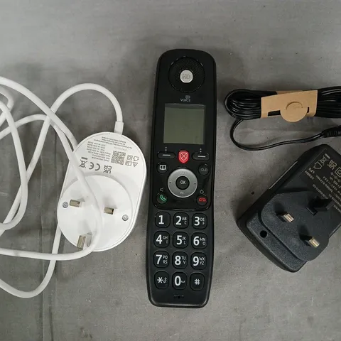 APPROXIMATELY 10 ASSORTED HOUSEHOLD ELECTRICAL ITEMS TO INCLUDE VARIOUS CABLES AND POWER ADAPTERS ETC