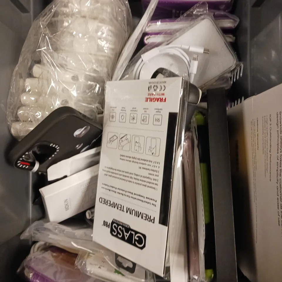 APPROXIMATELY 30 ASSORTED SMARTPHONE ACCESSORIES TO INCLUDE PROTECTIVE CASES, CHARGING CABLES, POWERBANK ETC 