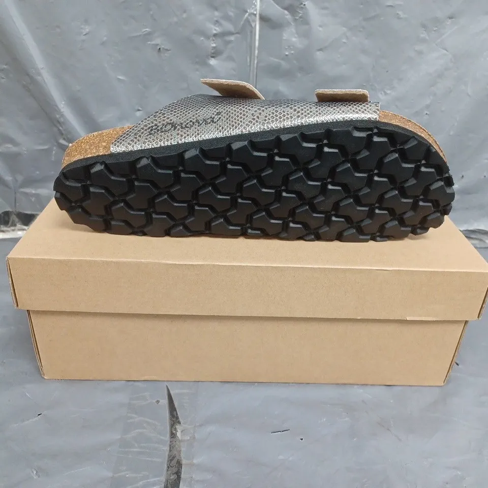 BOXED PAIR OF WOMENS BONOVA SANDALS SIZE 6