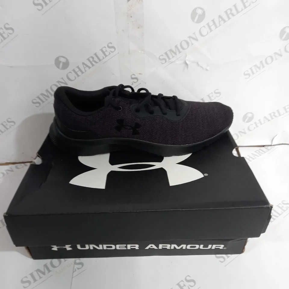 BOXED PAIR OF UNDER ARMOUR UA MOJO 2 UK 9.5